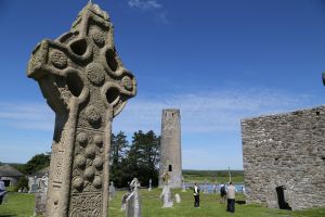 Clonamcnoise, frühchristliche Stätte am Ufer des Shannon.