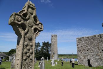 Clonamcnoise, frühchristliche Stätte am Ufer des Shannon.