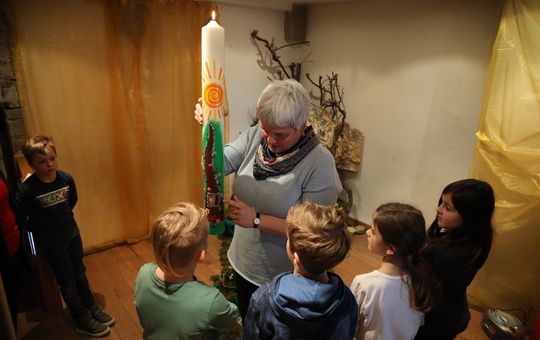 Kinder entdecken den Ostergarten in Haßfurt